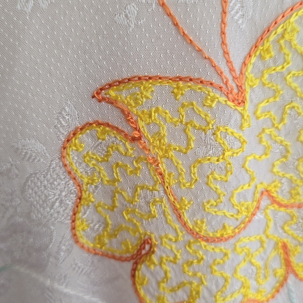 Stunning White Kimono with Lovely Floral Embroidery, Vintage​​ - Picture 8 of 12